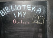 Powiększ zdjęcie Tytuł audycji na tablicy w Radiu Pryzmat